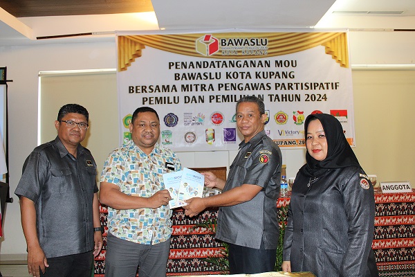 Wujud dukungan pengawasan, AJI Kota Kupang serahkan buku ke Bawaslu Kota Kupang