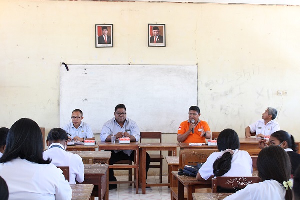 Badan Kesbangpol gandeng KPU dan Bawaslu beri Sosialisasi di SMAN 6 Kota Kupang