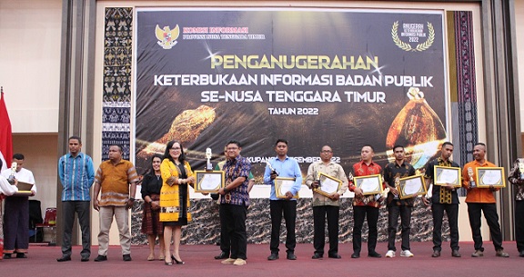 Bawaslu Kota Kupang Raih Penghargaan Sebagai Badan Publik Yang Informatif