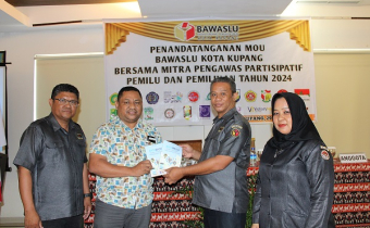 Wujud dukungan pengawasan, AJI Kota Kupang serahkan buku ke Bawaslu Kota Kupang