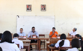 Badan Kesbangpol gandeng KPU dan Bawaslu beri Sosialisasi di SMAN 6 Kota Kupang