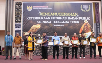 Bawaslu Kota Kupang Raih Penghargaan Sebagai Badan Publik Yang Informatif